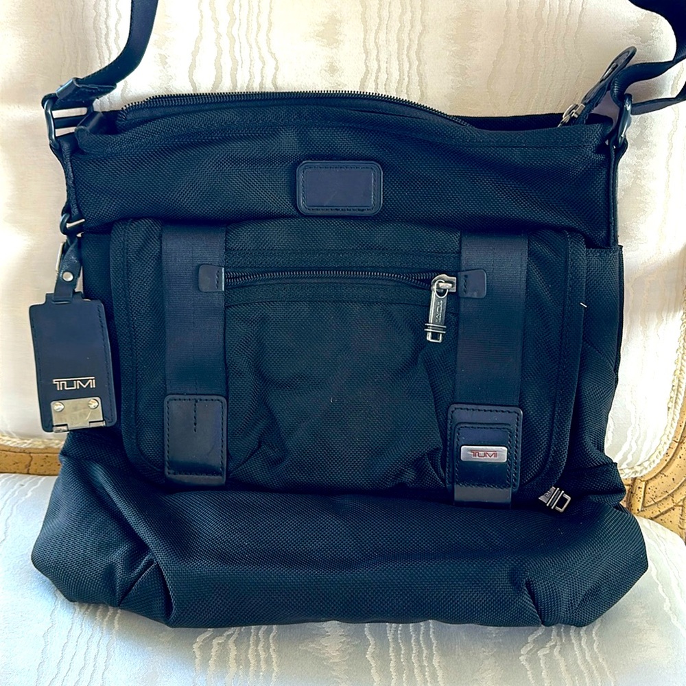 Tumi - Alpha Crossbody Bag - only used for 1 Trip
